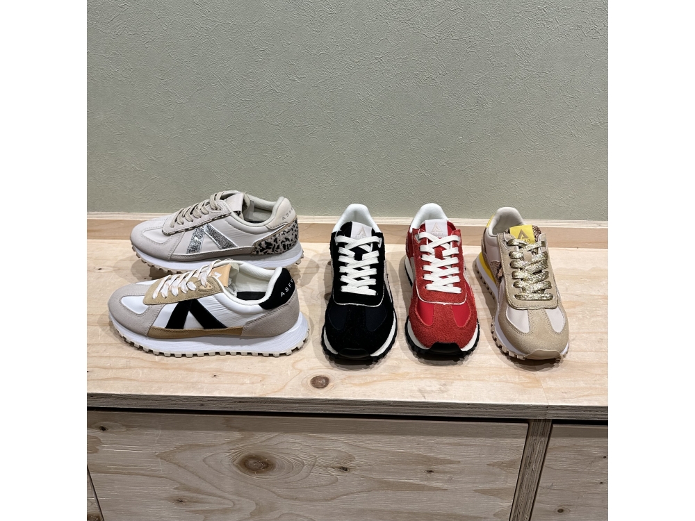 スニーカー続々入荷中♪